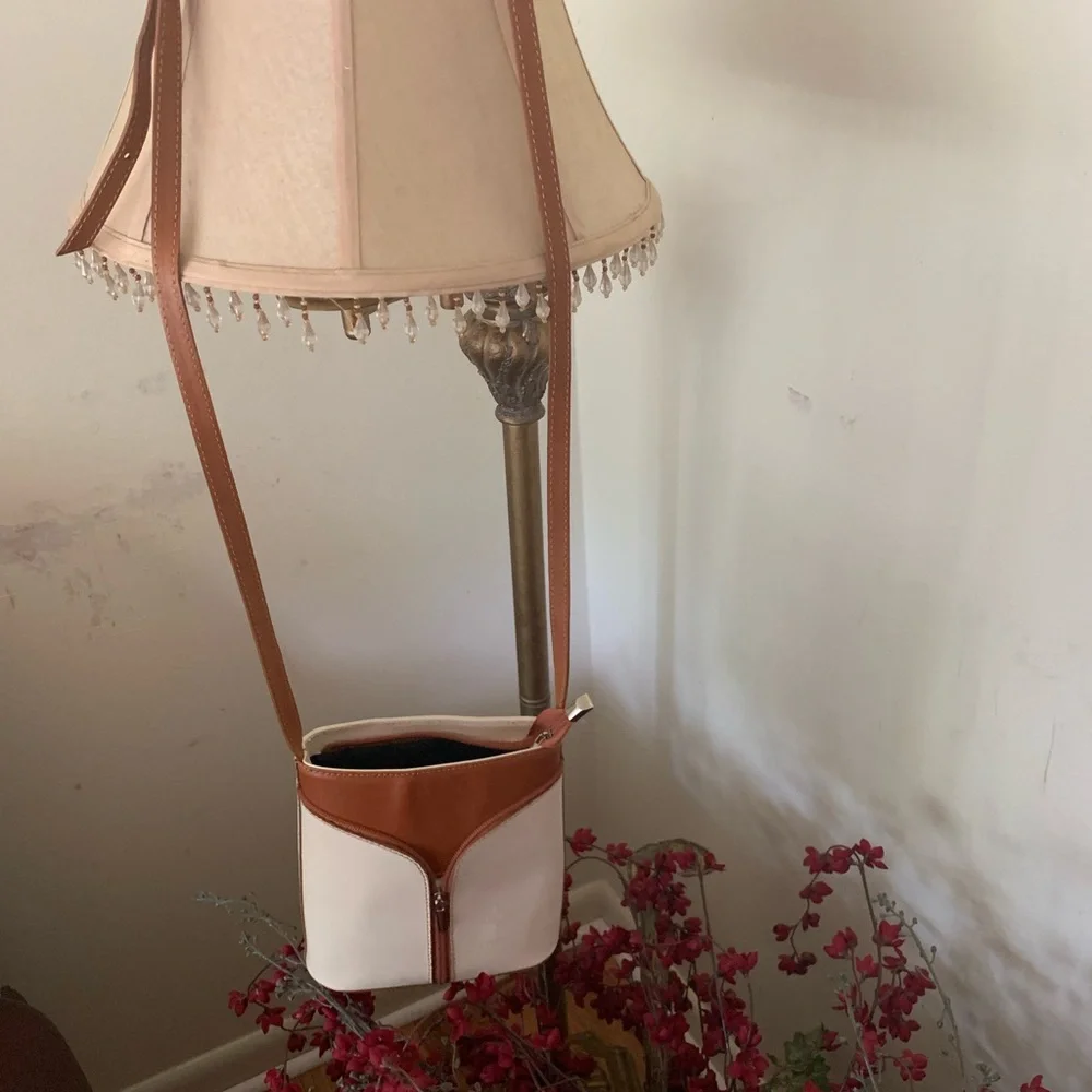 Vera Pelle ITALIAN LEATHER Chic Cream and Tan Crossbody Bag with V-Shaped Zipper - Picture 10 of 10